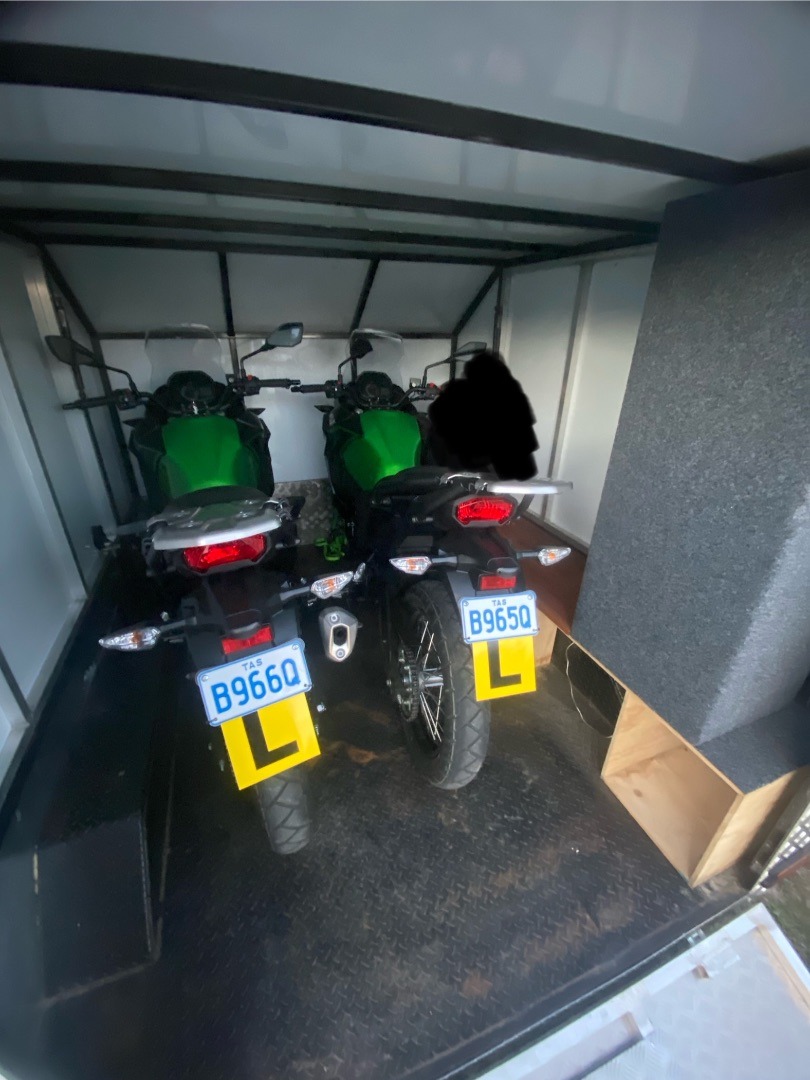 2014 Enclosed Trailer Dual-Axel