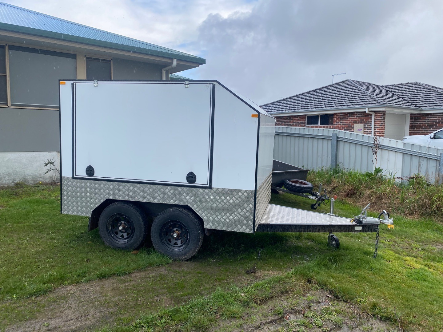 2014 Enclosed Trailer Dual-Axel